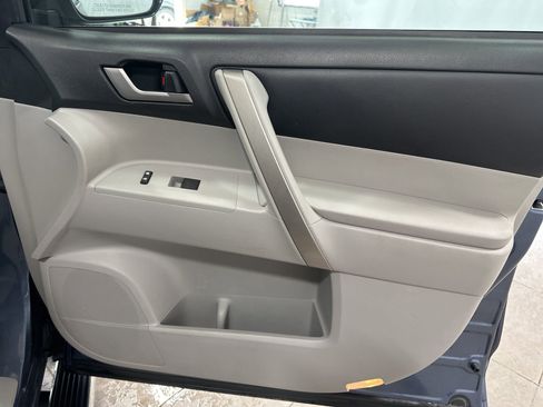 Used 2013 Toyota Highlander SE image 18