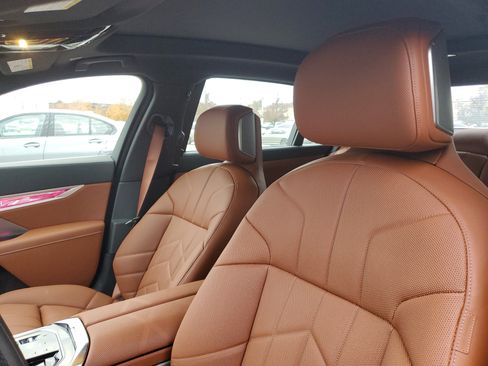 New 2025 BMW i7 eDrive50 w/ Premium Package image 8