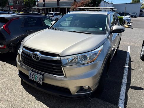 Used 2015 Toyota Highlander XLE AWD/4WD image 1