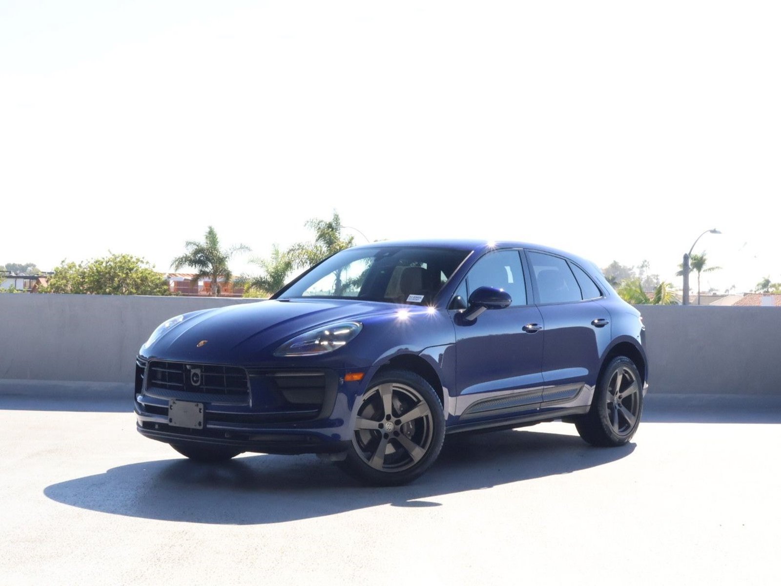 Certified 2025 Porsche Macan AWD/4WD image 1