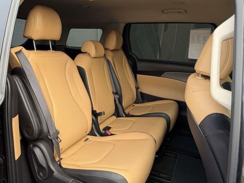 Used 2022 Kia Carnival LX image 13