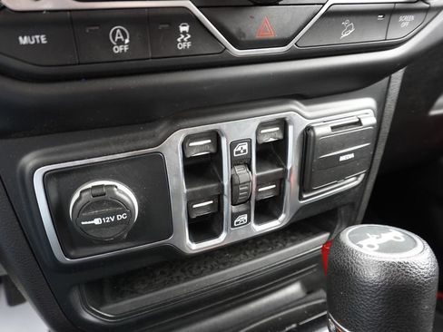Used 2019 Jeep Wrangler Unlimited Sahara AWD/4WD image 18