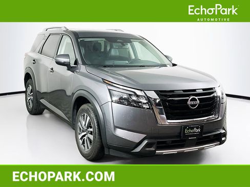 Used 2025 Nissan Pathfinder SL image 1