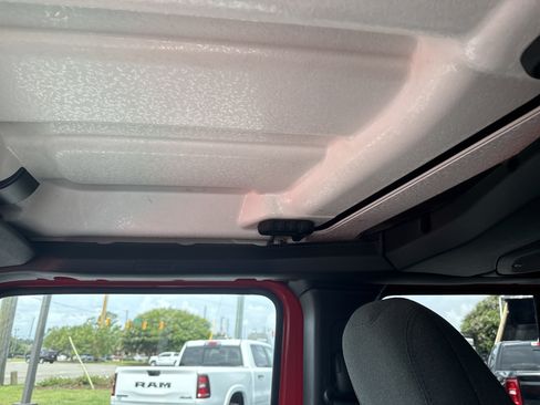 Used 2025 Jeep Wrangler Unlimited Sahara AWD/4WD image 29
