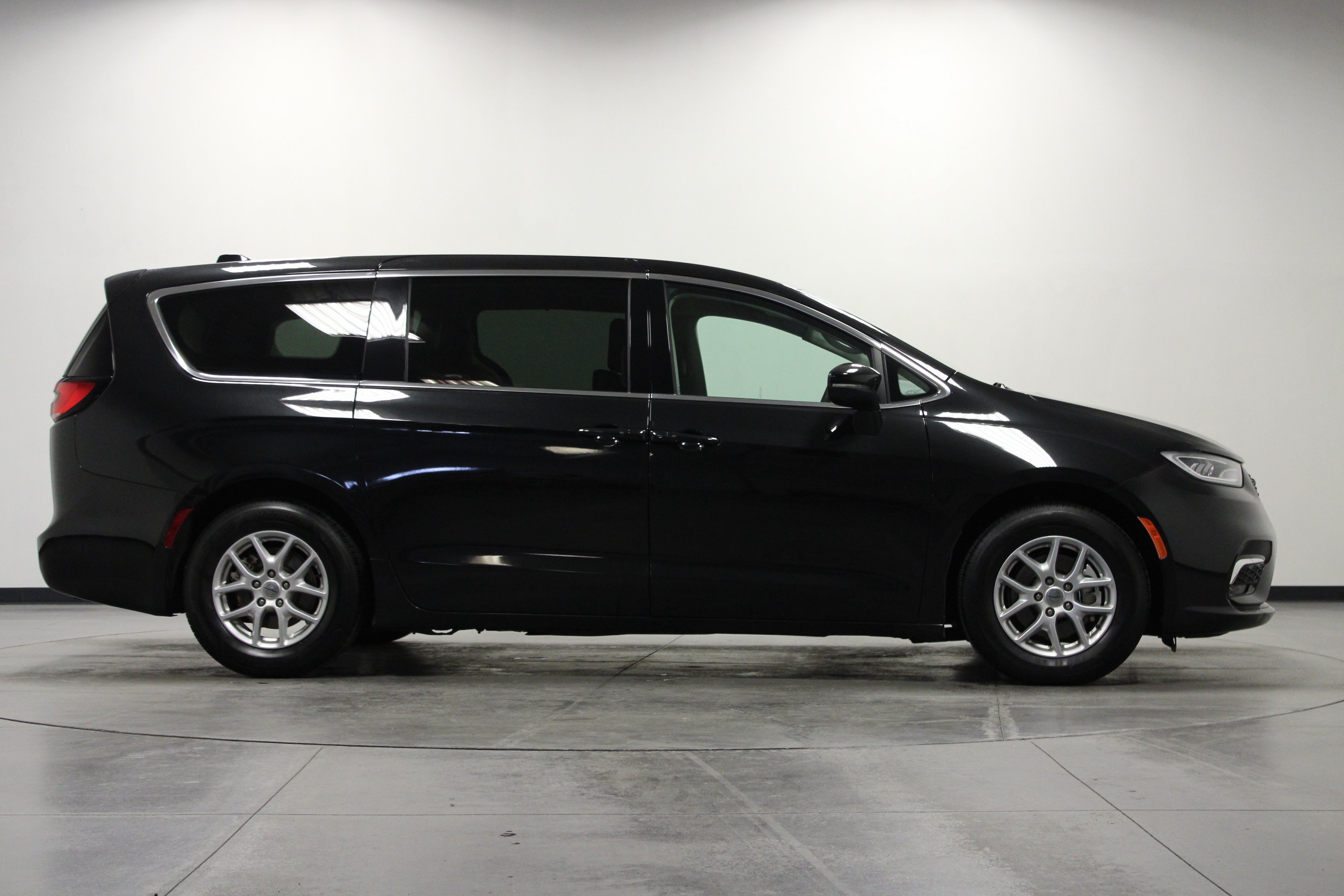 Used 2023 Chrysler Pacifica Touring-L FWD image 3