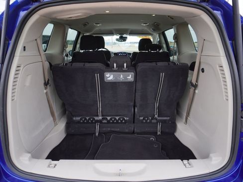 Used 2021 Chrysler Pacifica Touring image 25