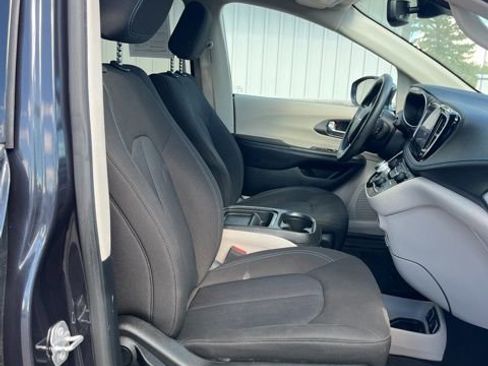 Used 2021 Chrysler Pacifica Touring FWD image 32