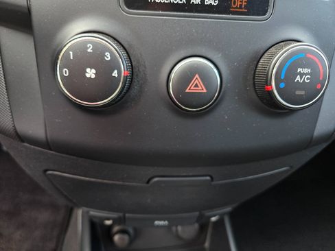 Used 2010 Hyundai Elantra SE FWD image 19