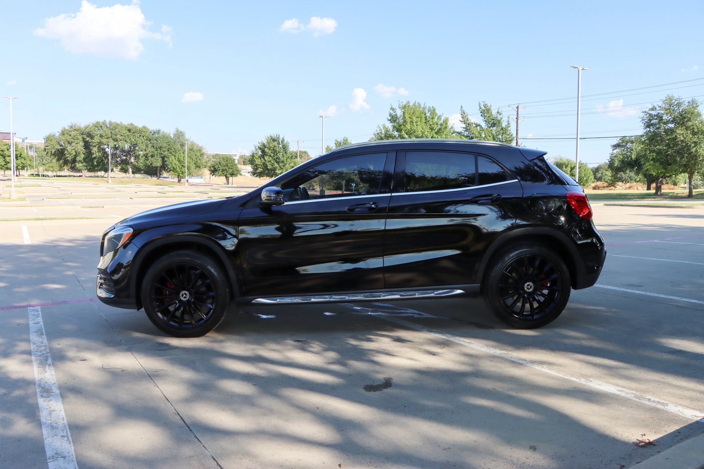 Used 2018 Mercedes-Benz GLA 250 w/ AMG Line Exterior image 4
