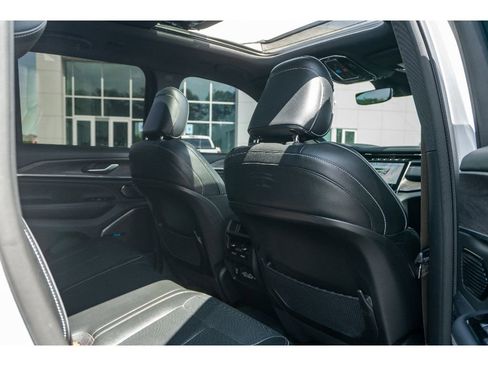 Used 2023 Jeep Grand Cherokee Overland RWD image 16