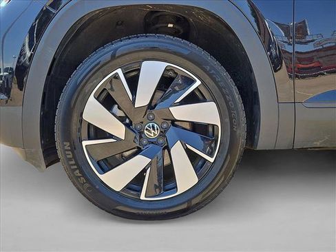 Used 2025 Volkswagen Atlas Cross Sport SE FWD image 24