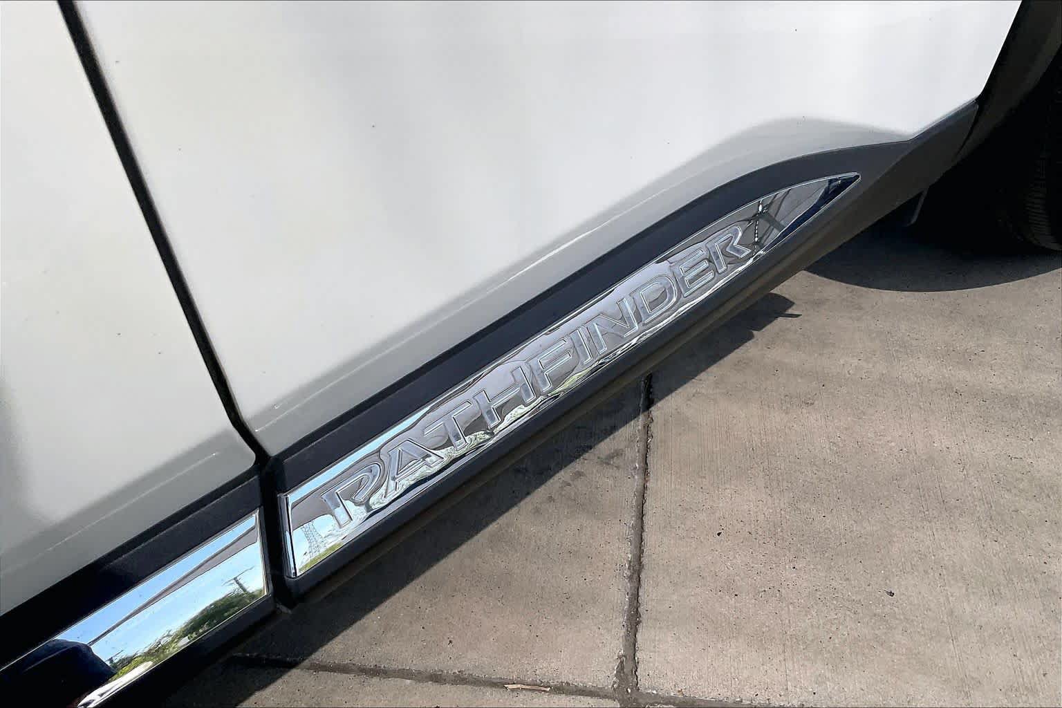Used 2024 Nissan Pathfinder Platinum AWD/4WD image 15