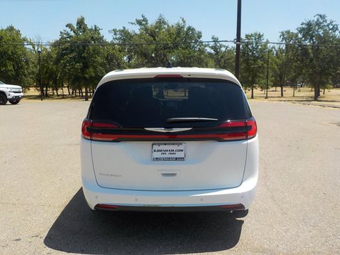 New 2025 Chrysler Pacifica Select image 6