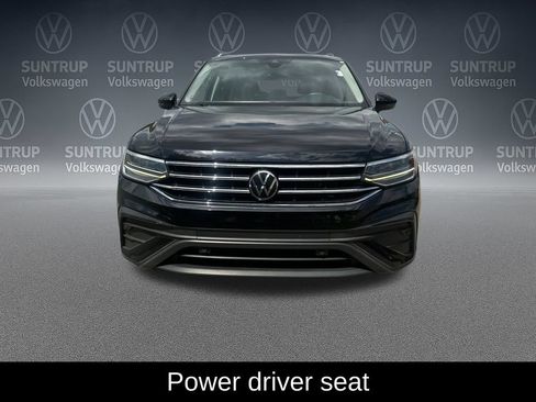 Used 2023 Volkswagen Tiguan SE w/ Panoramic Sunroof Package FWD image 11