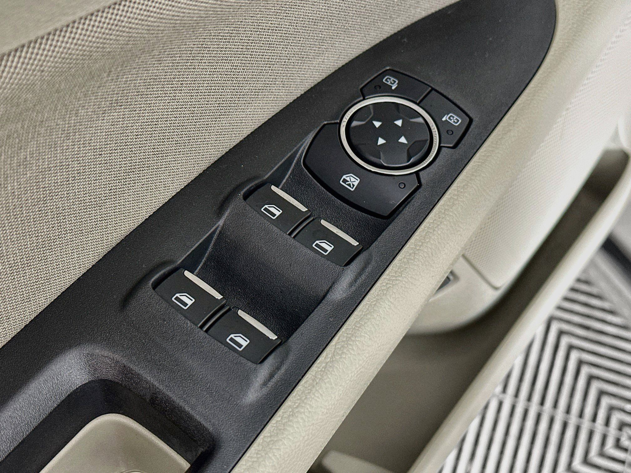 Used 2019 Ford Fusion SE FWD image 18