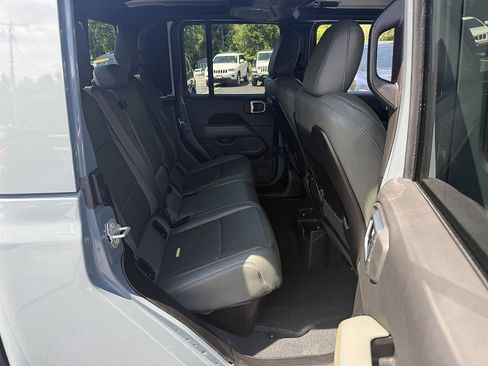 Used 2024 Jeep Gladiator Mojave AWD/4WD image 18