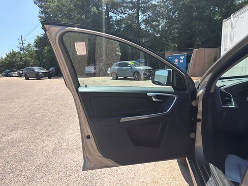 Used 2016 Volvo XC60 T5 Premier w/ Proximity Package FWD image 15