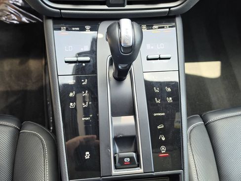 Certified 2023 Porsche Macan AWD/4WD image 26