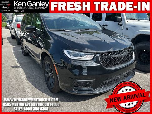 Used 2024 Chrysler Pacifica Limited w/ S Appearance Package AWD/4WD image 1