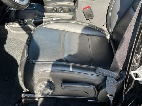 Used 2022 Jeep Wrangler Unlimited Sahara w/ Cold Weather Group AWD/4WD image 16