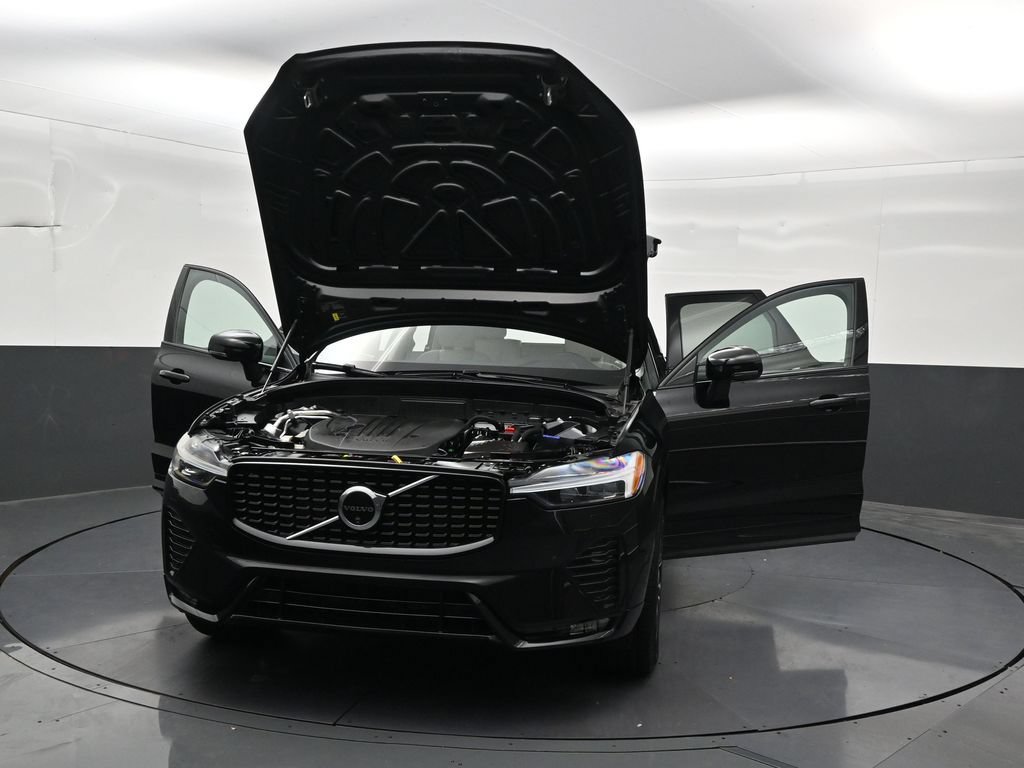 Certified 2024 Volvo XC60 B5 Plus w/ Protection Package Premier AWD/4WD image 38