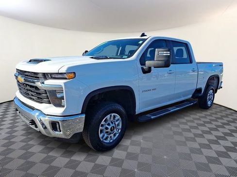 Used 2025 Chevrolet Silverado 2500 LT w/ Convenience Package AWD/4WD image 3