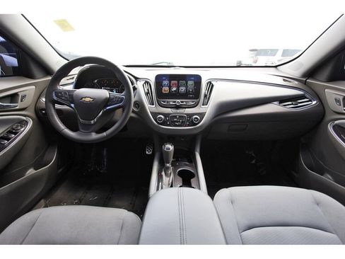 Used 2017 Chevrolet Malibu LT FWD image 9