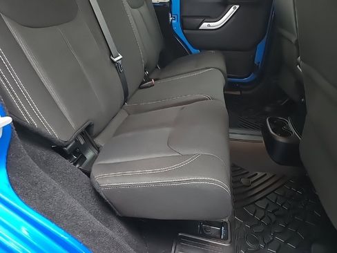 Used 2015 Jeep Wrangler Unlimited Sahara w/ Connectivity Group image 76