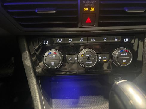 Used 2019 Volkswagen Jetta SEL Premium FWD image 16