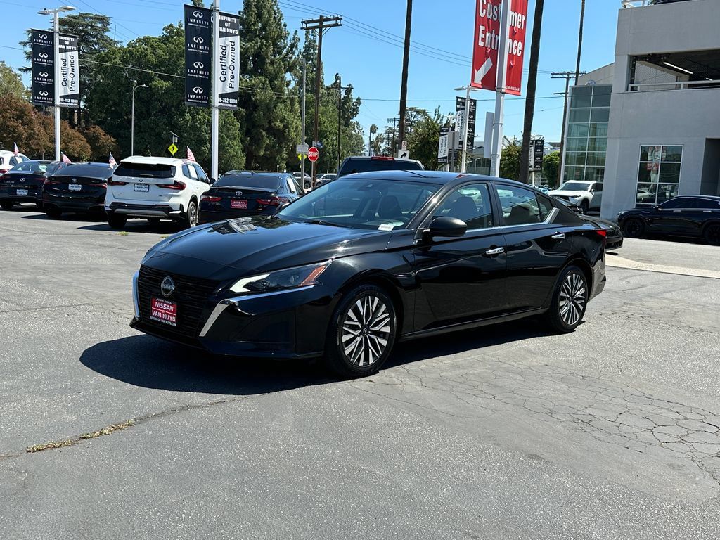 Used 2024 Nissan Altima 2.5 SV FWD image 2