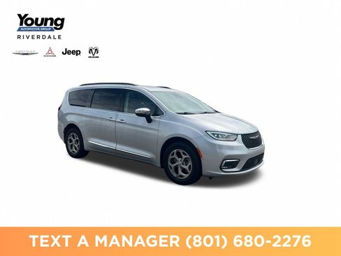 Used 2023 Chrysler Pacifica Limited w/ Uconnect Theater Family Group AWD/4WD image 7