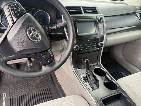 Used 2017 Toyota Camry LE FWD image 3