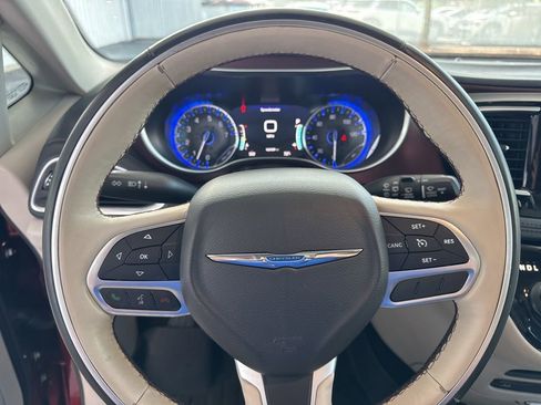Used 2017 Chrysler Pacifica Limited image 23