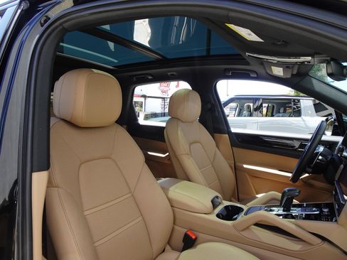 Used 2023 Porsche Cayenne AWD/4WD image 23