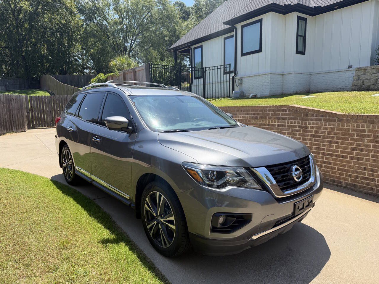 Used 2017 Nissan Pathfinder Platinum FWD image 3