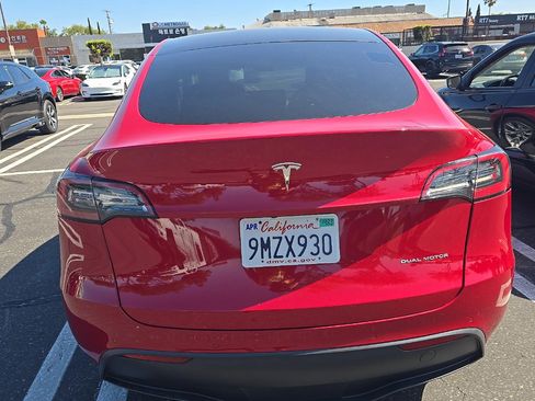 Used 2022 Tesla Model Y Long Range AWD/4WD image 3