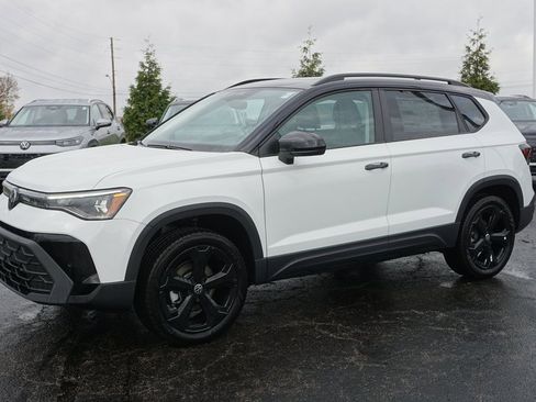 New 2026 Volkswagen Taos SE image 2