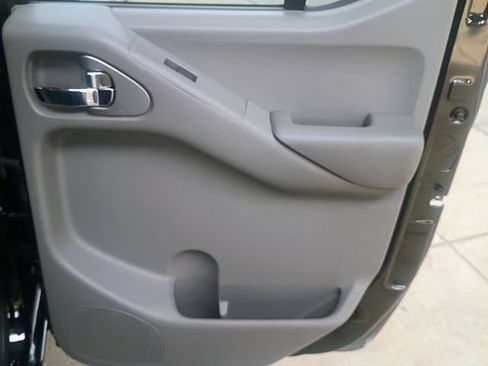 Used 2013 Nissan Frontier SV w/ SV Value Truck Pkg RWD image 47