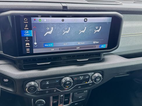 Used 2025 Jeep Gladiator Sport AWD/4WD image 12