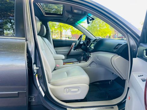 Used 2012 Toyota Highlander Limited w/ Tow Pkg AWD/4WD image 11