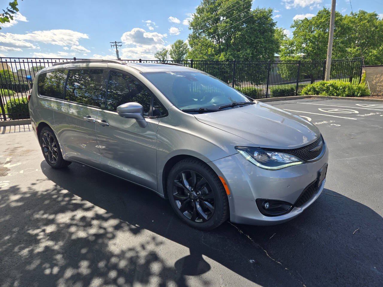 Used 2020 Chrysler Pacifica Limited w/ Advanced Safetytec Group FWD image 3