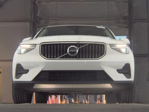 Used 2025 Volvo XC40 B5 Core image 5