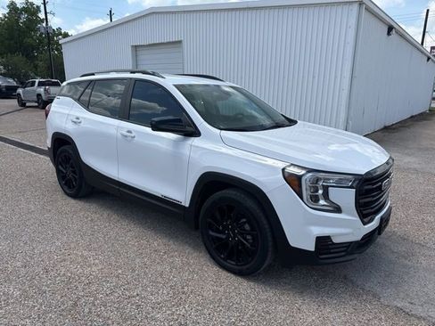 Used 2024 GMC Terrain SLE w/ Driver Convenience Package image 4