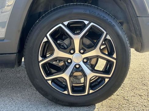 Used 2024 Jeep Compass Latitude image 11