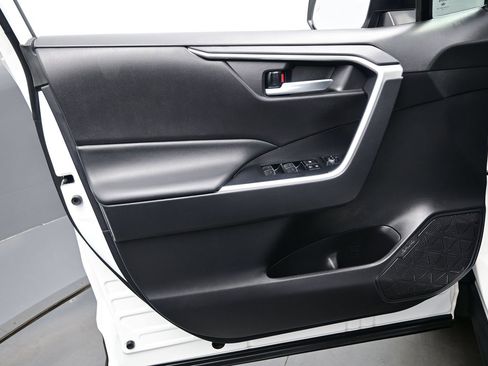 Used 2025 Toyota RAV4 XLE AWD/4WD image 9