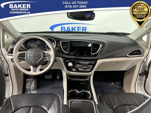 Used 2021 Chrysler Pacifica Limited w/ Uconnect Theater Family Group image 22