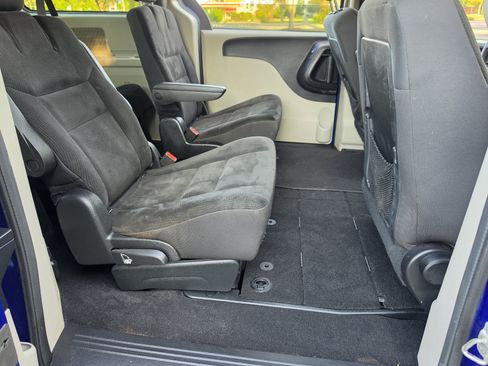 Used 2019 Dodge Grand Caravan SE FWD image 16