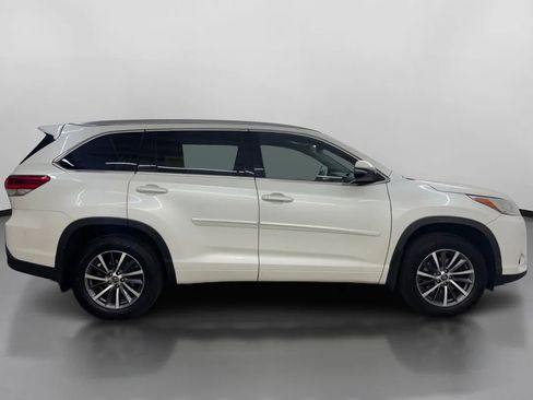 Used 2017 Toyota Highlander XLE AWD/4WD image 11