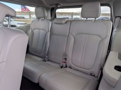 Certified 2024 Jeep Wagoneer Series II w/ Flexible Seating Group RWD image 15