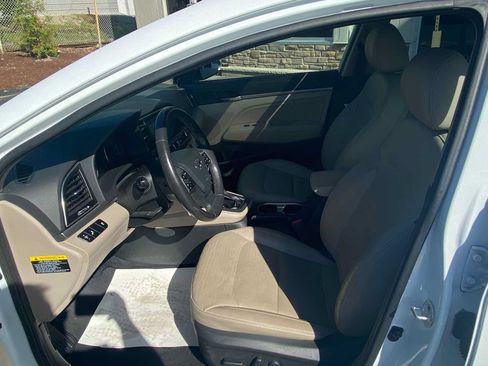 Used 2017 Hyundai Elantra Limited w/ Limited Tech Package 04 FWD image 12